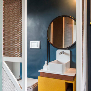 Ispirazione per un piccolo bagno di servizio minimalista con WC sospeso e pareti blu