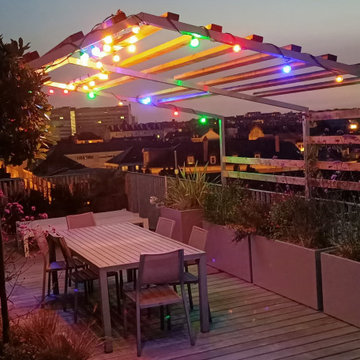 La terrasse panoramique éclairée de nuit