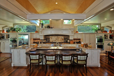 Kitchen - traditional kitchen idea in Philadelphia