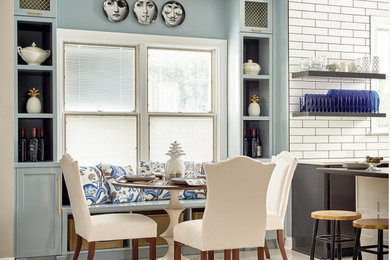 Exempel på ett klassiskt blå blått kök, med skåp i shakerstil, blå skåp, träbänkskiva, målat trägolv, en köksö och vitt golv