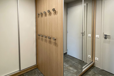 Ejemplo de armario y vestidor unisex contemporáneo pequeño con a medida y puertas de armario de madera clara