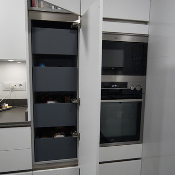 Cocina en península de Inko Blanca acabado seda y encimera Dekton