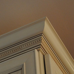 Rich Colonial Kitchen - Kitchen Cabinetry