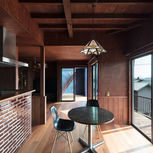 神戸のコンテンポラリースタイルのLDKの画像 (茶色い壁、無垢フローリング、茶色い床)