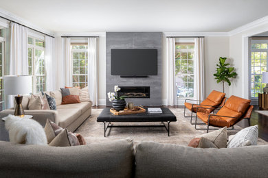 シャーロットにある広いコンテンポラリースタイルのおしゃれなLDK (ラミネートの床、横長型暖炉、石材の暖炉まわり、壁掛け型テレビ、茶色い床) の写真