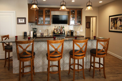 Design ideas for a mid-sized traditional l-shaped home bar in DC Metro.