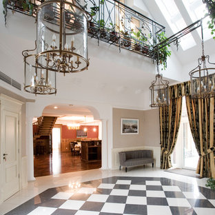 Inredning av en eklektisk mycket stor hall, med beige väggar, klinkergolv i porslin, en dubbeldörr, en vit dörr och vitt golv