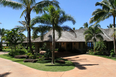 Example of a transitional exterior home design in Hawaii