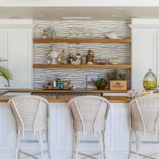 ブリスベンのビーチスタイルのおしゃれな着席型バー (木材カウンター、茶色いキッチンカウンター) の写真