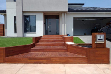 Photo of a mid-sized modern deck in Melbourne.