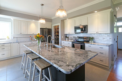 Kitchen - traditional kitchen idea in Boston