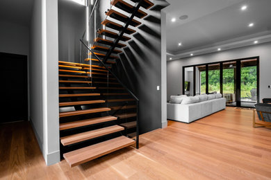 Imagen de escalera recta minimalista con escalones de madera y barandilla de varios materiales