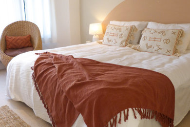Foto de habitación de invitados ecléctica de tamaño medio con paredes beige, moqueta y suelo beige