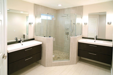 Example of a transitional bathroom design in Louisville