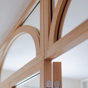 Harmonie contemporaine : Verrière et bois pour un intérieur raffiné