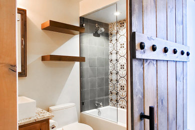 ソルトレイクシティにあるお手頃価格の小さなインダストリアルスタイルのおしゃれな浴室 (シェーカースタイル扉のキャビネット、洗面台1つ) の写真