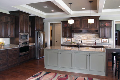 Design ideas for an arts and crafts kitchen in Milwaukee.