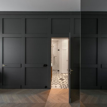 Moderner Wohnraum in grau mit eingearbeiteter Wandtür