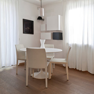 ナポリの中サイズのコンテンポラリースタイルのLDKの画像 (白い壁、淡色無垢フローリング)