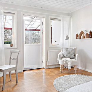 Idéer för att renovera ett mellanstort minimalistiskt hobbyrum, med vita väggar, ljust trägolv och ett fristående skrivbord