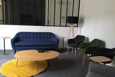 Réalisation d'un salon nordique de taille moyenne et fermé avec un mur blanc, moquette et un sol gris.