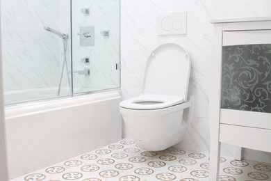 Bathroom - contemporary bathroom idea in New York