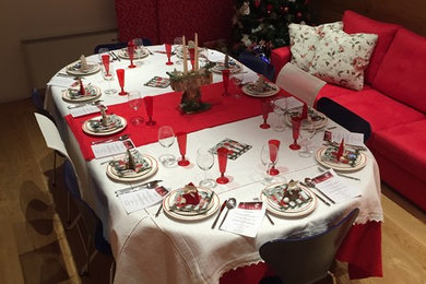 Immagine di una sala da pranzo stile rurale di medie dimensioni con camino classico