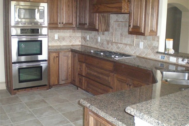 Example of a kitchen design in Dallas