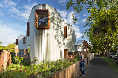 メルボルンにある高級な中くらいなコンテンポラリースタイルのおしゃれな家の外観 (メタルサイディング) の写真
