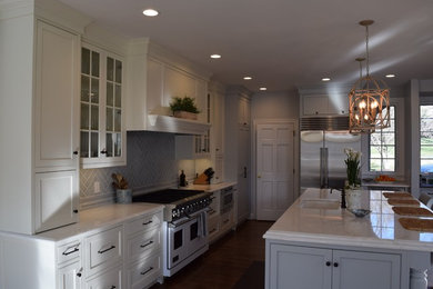 Kitchen - traditional kitchen idea in Wilmington
