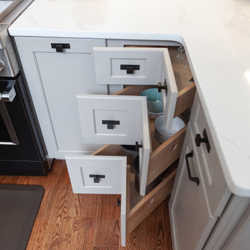 LARGE TWO-TONE KITCHEN