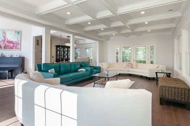 Foto de sala de estar abierta moderna grande sin chimenea con paredes blancas, suelo de madera en tonos medios, suelo marrón y casetón