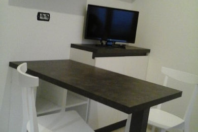 Esempio di una cucina a L contemporanea chiusa e di medie dimensioni con lavello da incasso, ante lisce, ante bianche, top in laminato, elettrodomestici in acciaio inossidabile e penisola