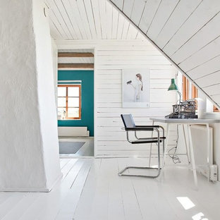 Exempel på ett mellanstort skandinaviskt arbetsrum, med vita väggar, målat trägolv, ett fristående skrivbord och vitt golv