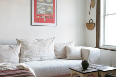 Example of an eclectic living room design in Montreal