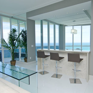 Immagine di un soggiorno moderno di medie dimensioni e stile loft con angolo bar, pareti grigie, pavimento in gres porcellanato e pavimento bianco