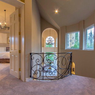 Bild på en vintage hall, med lila golv