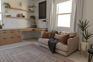 Example of a home office design in Los Angeles