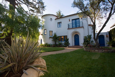 Diseño de fachada de casa blanca y roja clásica de tamaño medio de dos plantas con revestimiento de estuco, tejado a dos aguas y tejado de teja de barro