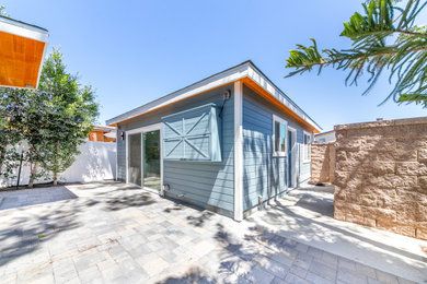 Garage - modern garage idea in Los Angeles
