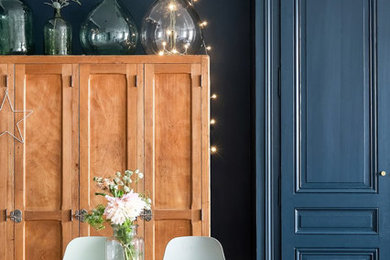 Réalisation d'un salon minimaliste de taille moyenne et ouvert avec un mur bleu, parquet clair et un sol marron.
