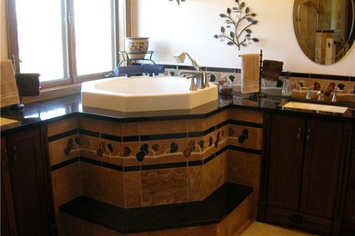 Example of a classic bathroom design in Denver