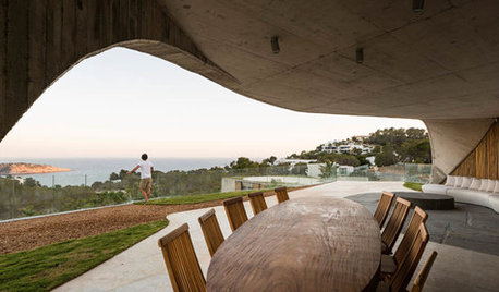 Architecture : Une incroyable maison en béton, pierres et bambou