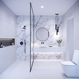 Idee per una stanza da bagno padronale moderna di medie dimensioni con nessun'anta, ante bianche, doccia aperta, WC monopezzo, pistrelle in bianco e nero, piastrelle di marmo, pareti bianche, pavimento con piastrelle a mosaico, top in quarzo composito, pavimento bianco, doccia aperta, top bianco, nicchia, un lavabo, mobile bagno freestanding e pareti in mattoni