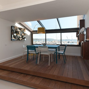 コルシカの中サイズの北欧風 LDKの画像 (白い壁、濃色無垢フローリング、暖炉なし)