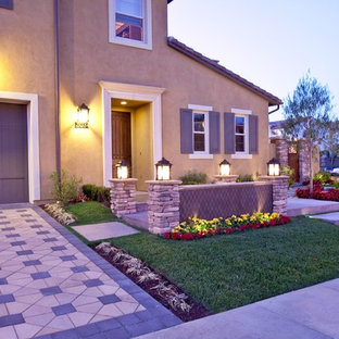 Kleiner Eklektischer Vorgarten mit Auffahrt, Gartenweg, direkter Sonneneinstrahlung und Betonplatten in Los Angeles