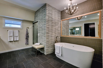 他の地域にあるトランジショナルスタイルのおしゃれな浴室 (置き型浴槽、コーナー設置型シャワー、ベージュの壁) の写真
