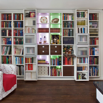 Bücherwand in Weißlack, kombiniert mit gebeiztem Eichenholz