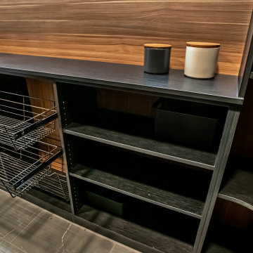 Classic Dark Shade to Achieve a Luxurious Kitchen Pantry Design