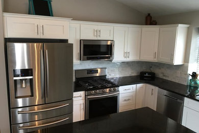 Kitchen - transitional kitchen idea in Omaha